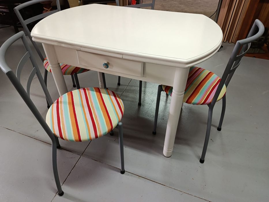 Mesa de cozinha e 4 cadeiras