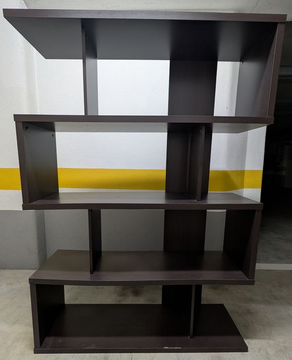 Móvel estante com prateleiras