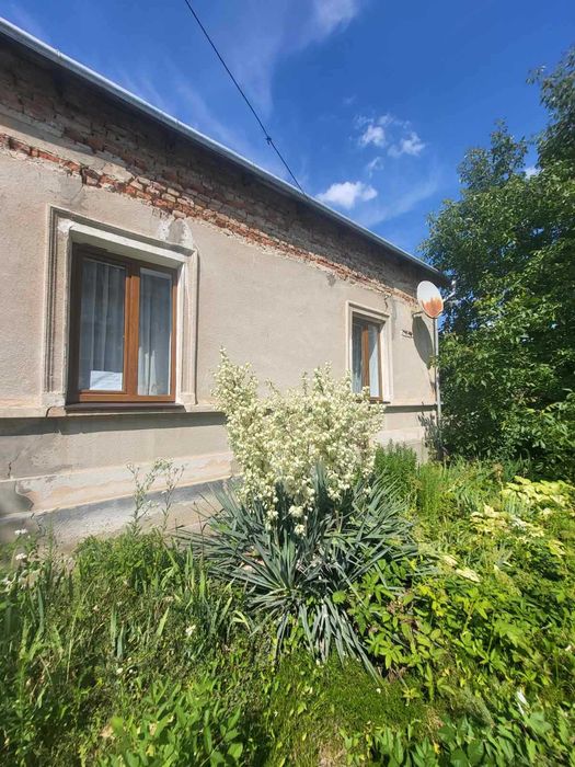 Продаж цегляного будинку з гарною земельною ділянкою, центр міста.