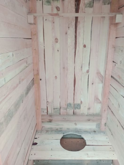 Kibelek WC drewniany.