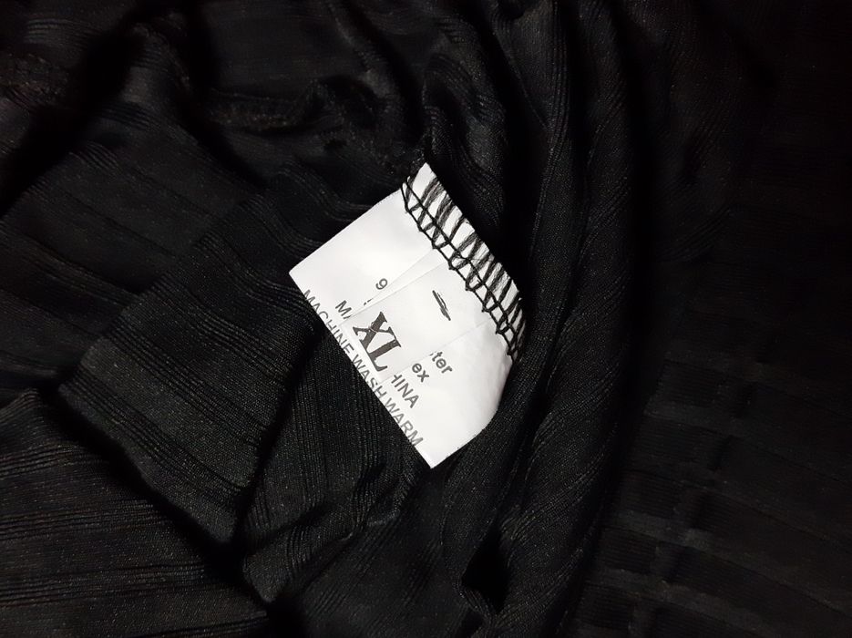 Vestido preto em tecido canulado