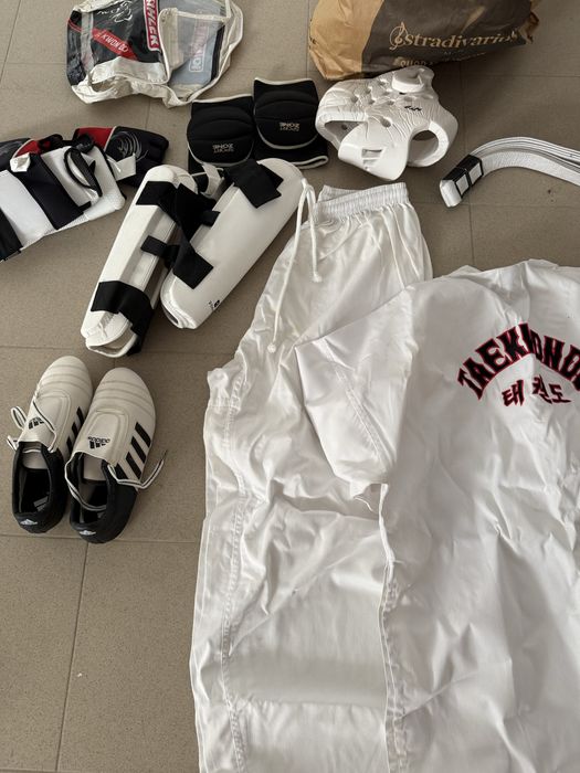 Equipamento completo de Taekwondo + Dobok + sapatilhas Adidas + proteções