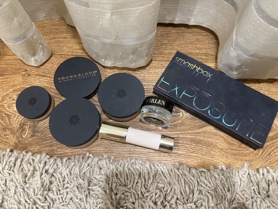 Мінеральна пудра, консилер, бронзер Lily Lolo, Youngblood, стік Rare Beauty, палетка тіней Smashbox для проблемної шкіри