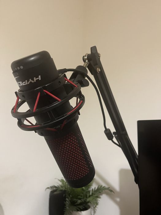 Microfone HyperX QuadCast + Suporte de Braço Articulado