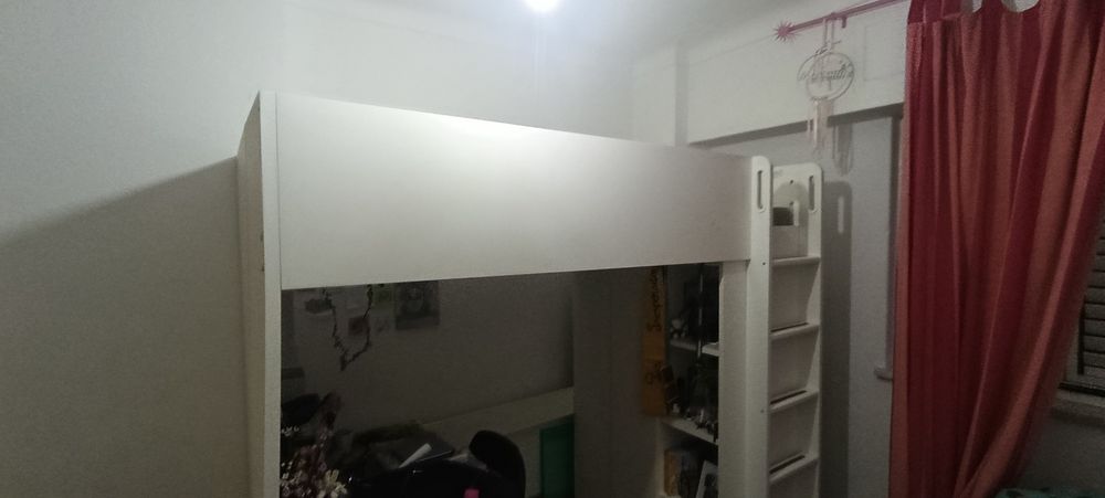 Quarto completo e  em bom estado 
Cama alta, branco brancSMÅSTAD
Cama