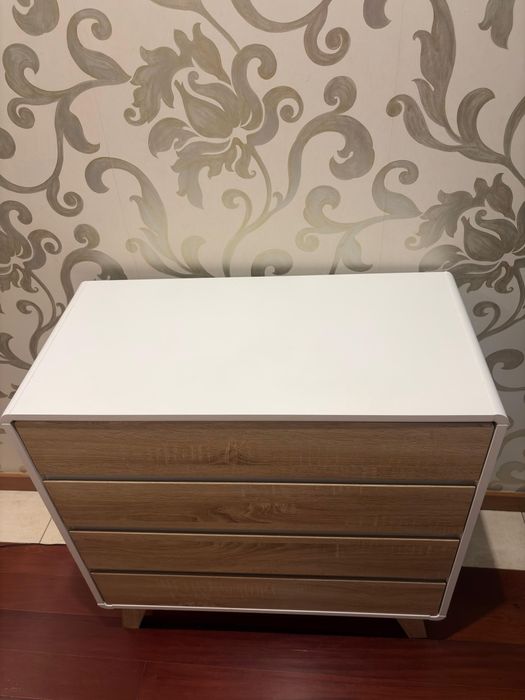 Cómoda em branco e madeira