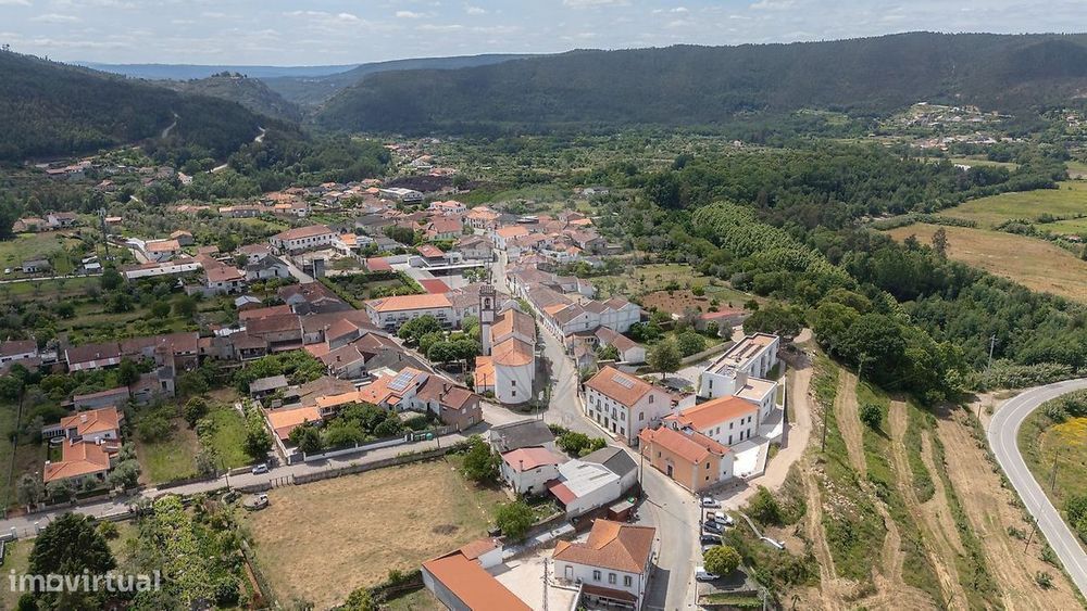 Moradia T4 para reabilitar à venda em Vila Nova do Ceira - Góis