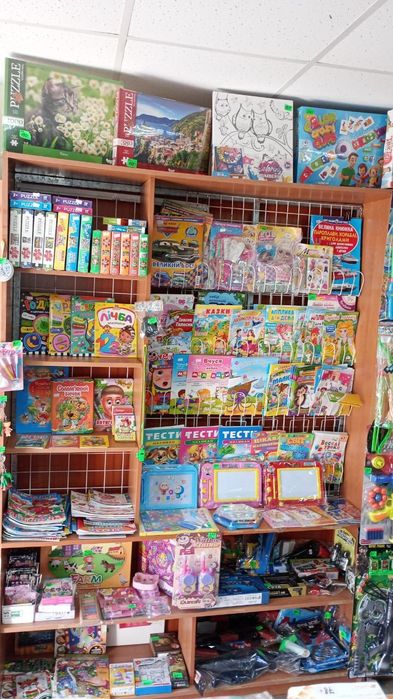 Продам полки і вітрину б/у