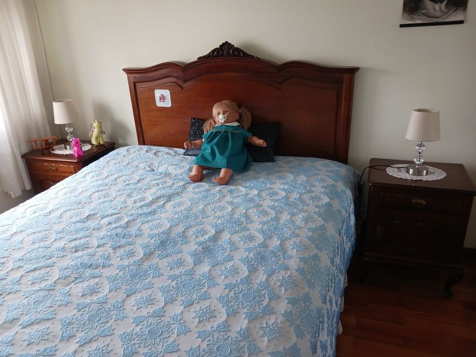 Mobília de Quarto de Casal em Mogno maciço estilo "Queen Anne dos anos 50 e em bom estado.