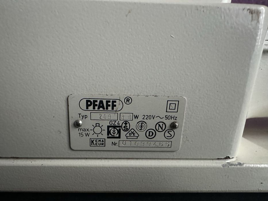 Pfaff машинка включається німецька