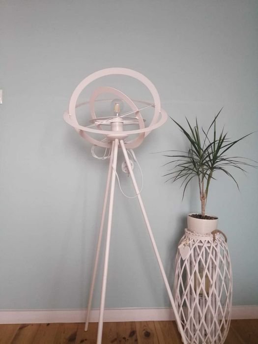 Lampa stojąca biała