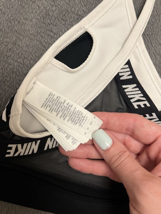 Спортивный топ Nike