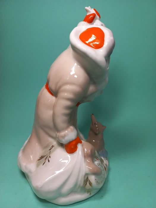Статуэтка фарфоровая .