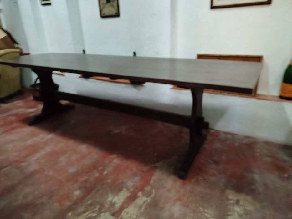 Mesa em madeira de mogno