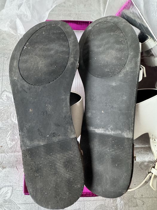 Білі босоніжки