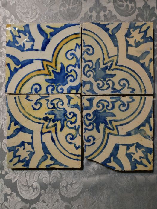 Azulejos Portugueses Antigos de Padrão do Séc XVII (Lote de Quatro azulejos)