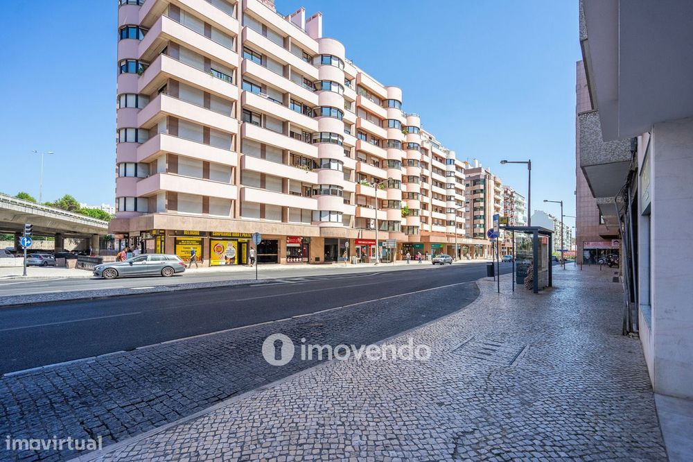 Apartamento T3, com arrecadação e boas áreas, na Estrada da Luz