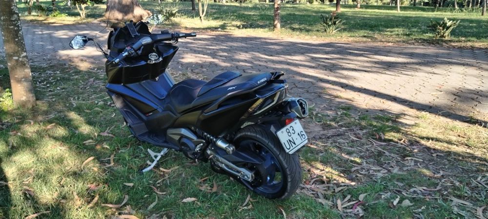 KYMCO Ak 550 como nova