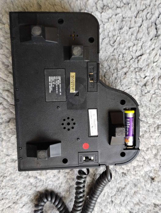 Telefon stacjonarny w obudowie fortepianu