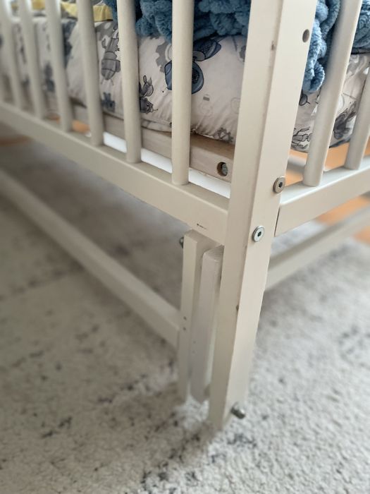 Дитяче ліжечко в білому кольорі з маятником