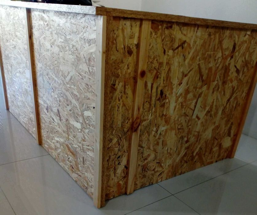 Balcão para loja com prateleiras