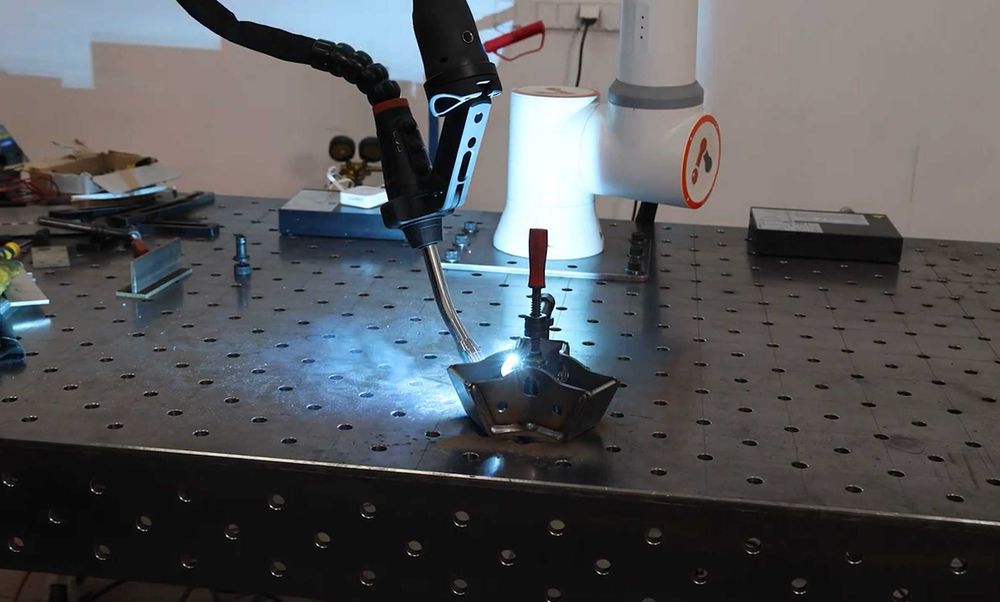 Robot współpracujący FR10 + Tablet 11" w obudowie przemysłowej + płyta montażowa | zasięg 1400mm