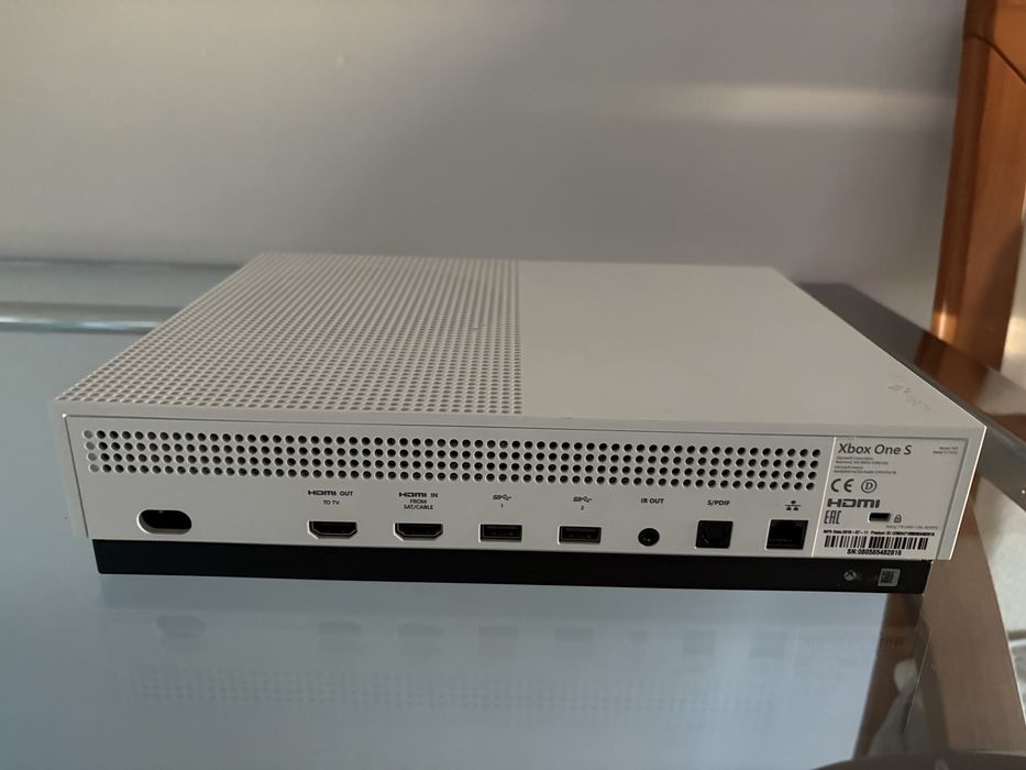 Xbox One S - 1TB em optimo estado
