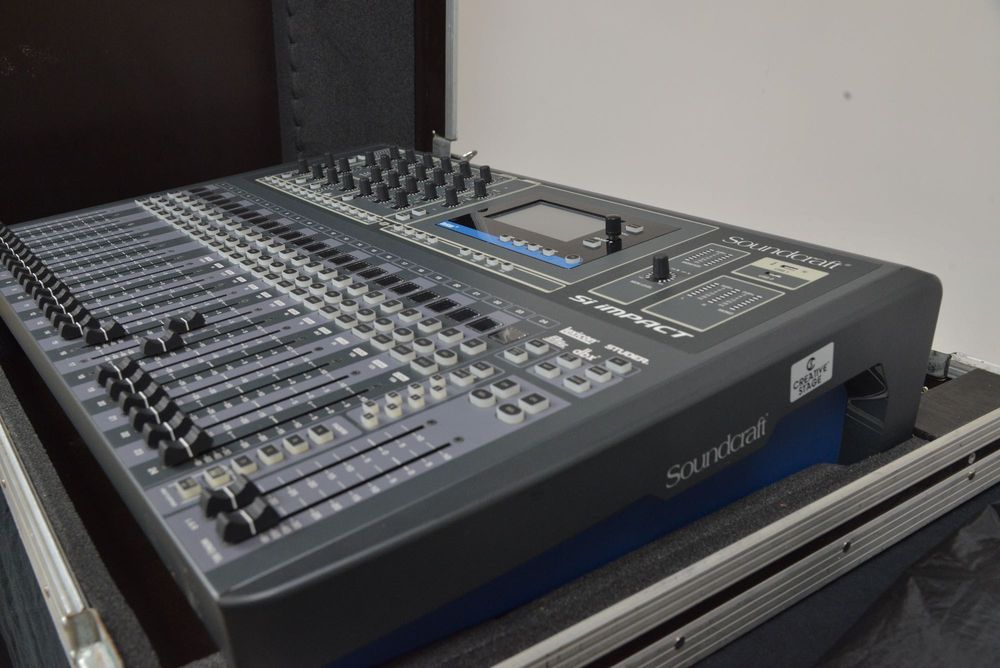 Soundcraft Si Impact — mesa digital em muito bom estado + case