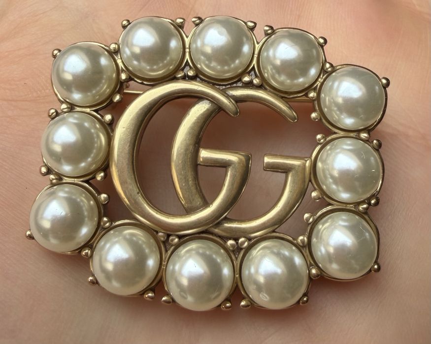 Broszka Gucci stare złoto z perełkami