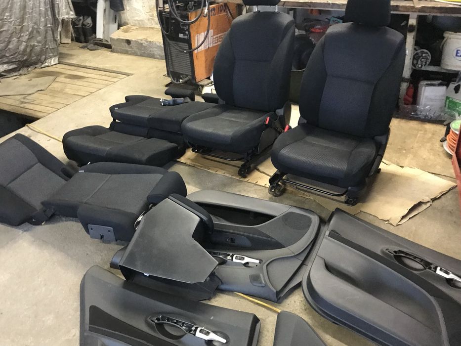 Fotele i boczki Toyota Auris I e15