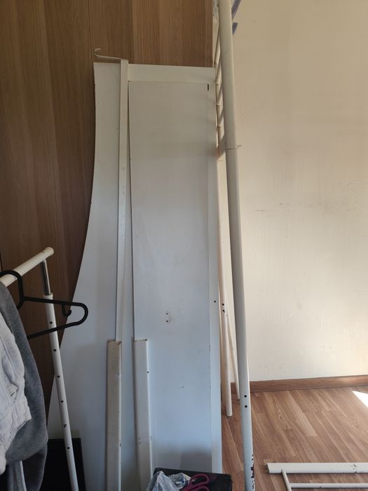 Cama elevada com secretária e prateleira para livros e computadores