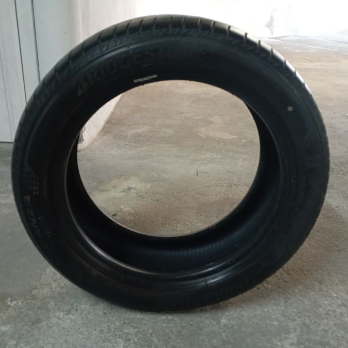 Vendo 2 pneus semi novos