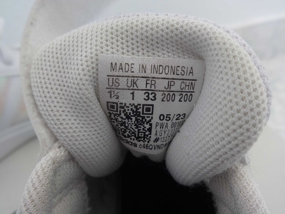 Ténis Marca Adidas Tamanho 33