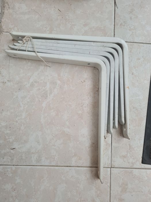 Suportes brancos para prateleiras