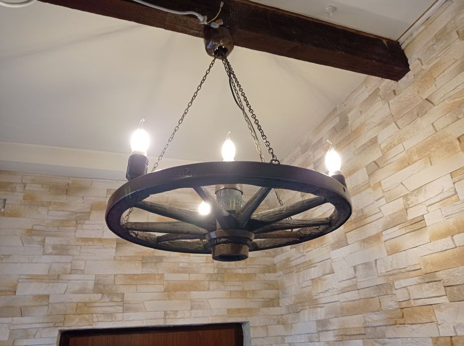 Wyjątkowy rustykalny żyrandol z koła od wozu