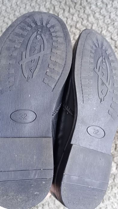 Sprzedaję skórzane buty dziecięce.