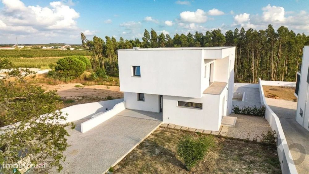 Moradia T4 com piscina, em lote XL — Caldas da Rainha