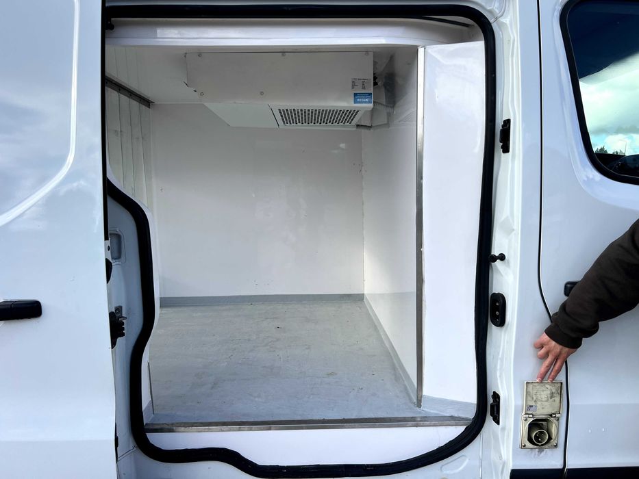 RENAULT TRAFIC LONGA COM REFRIGERAÇÃO DE PARQUE