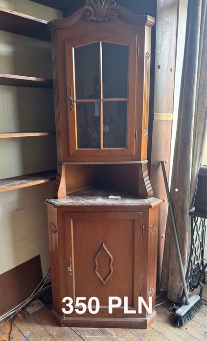 Stare meble, komoda, gablota.