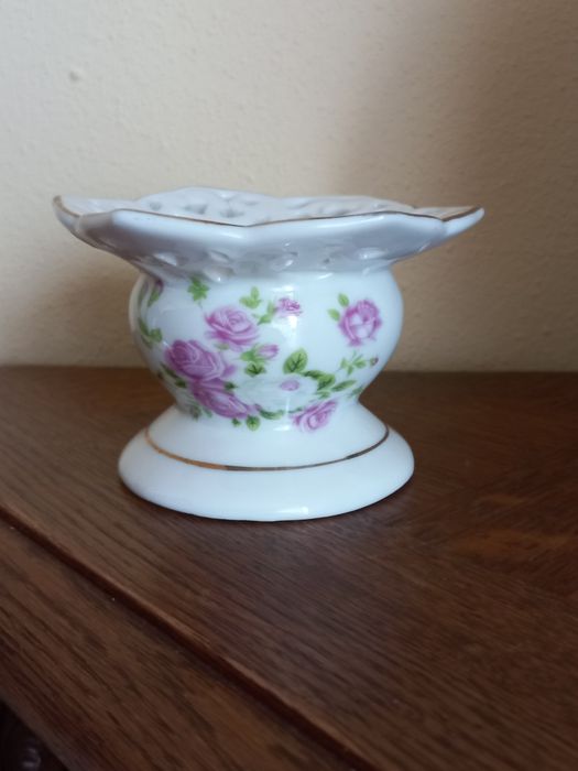 Piękny porcelanowy mały świecznik