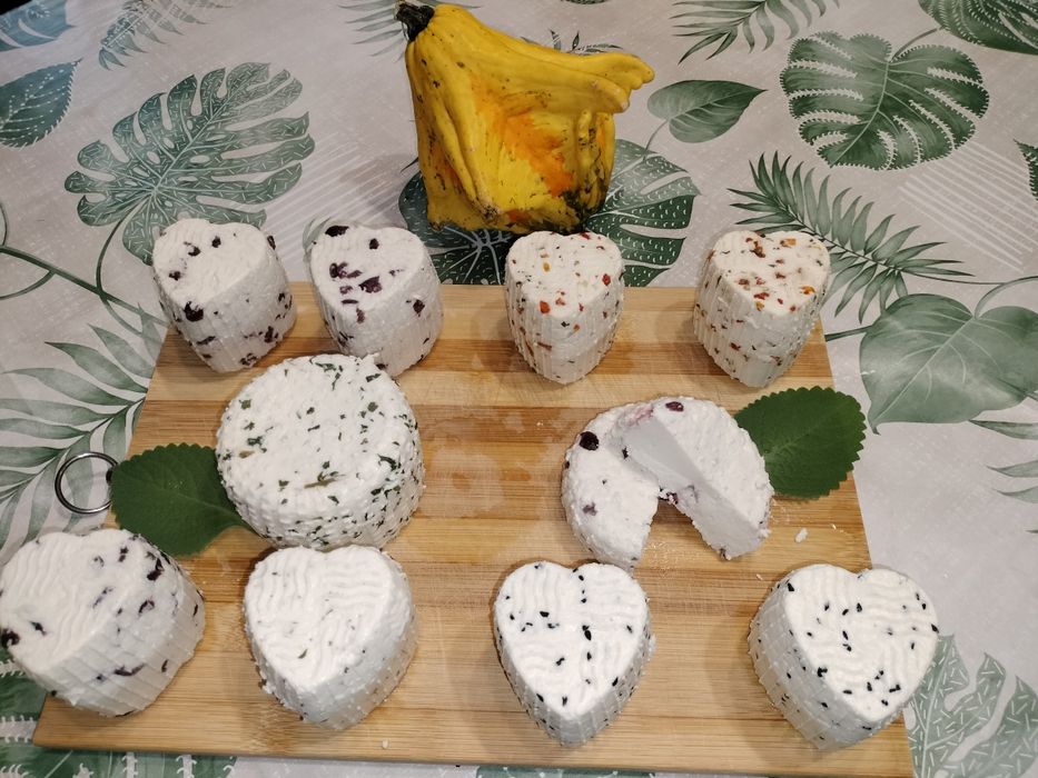 Pyszny twaróg kozi ,mleko  oraz Ser typu Koryciński podpuszczkowy