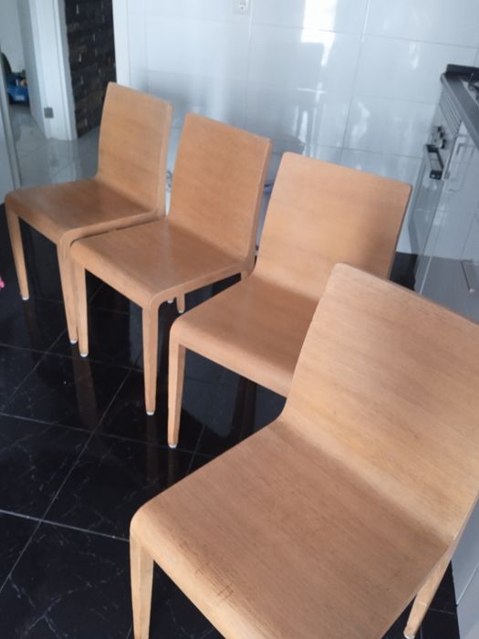 Mesa e cadeiras em bom estado