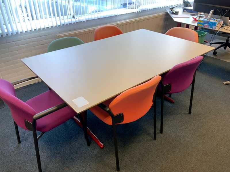 mesa com 6 cadeiras em 3 cores diferentes