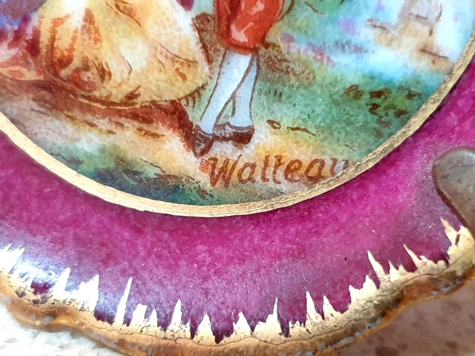 Par de pequenos antigos pratinhos em porcelana Limoges pintadas à mão