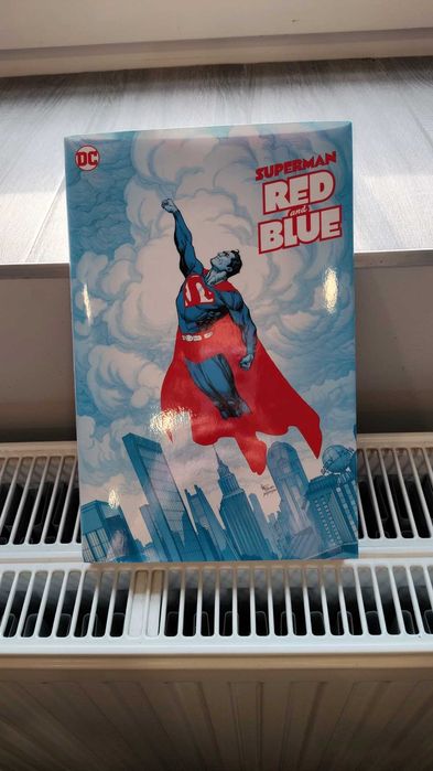 Омнибус " Superman"  Red and Blue. Look up 8n the sky