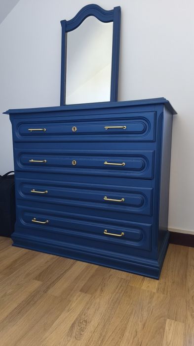 Cómoda azul petróleo