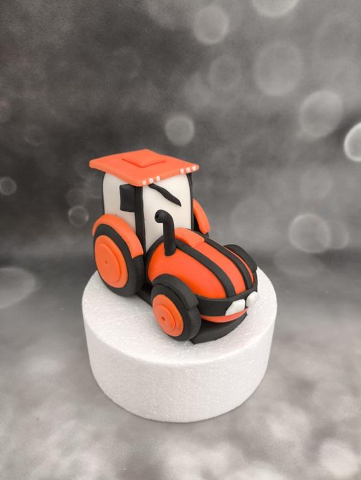 Traktor z masy cukrowej na tort