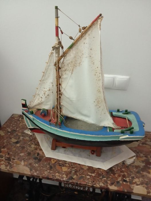 Barco miniatura feito em cortiça