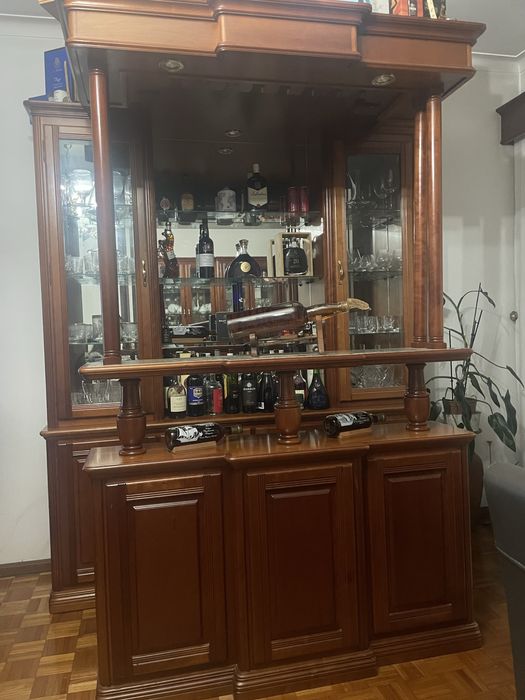 Bar de Sala em Madeira de Cerejeira com Iluminação e Vitrine