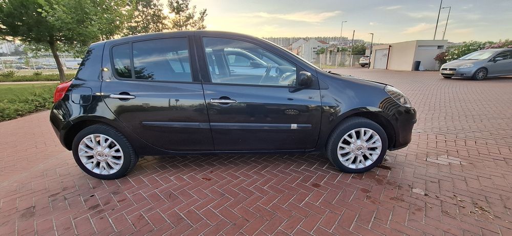 Renault  clio 1.2513198473516175361